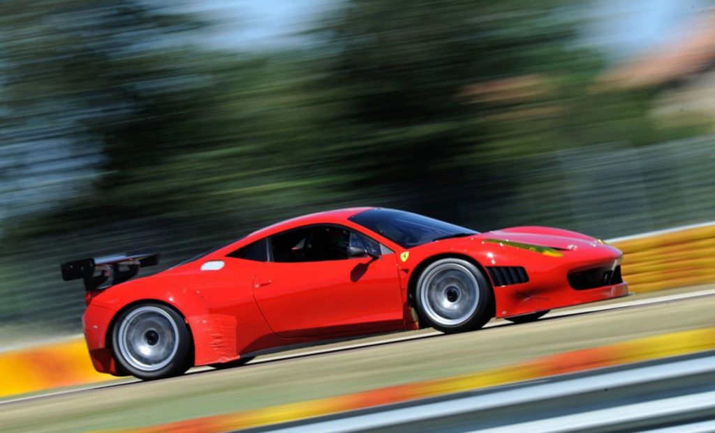 darilni_paketi_ferrari_in_lamborghini_na_pisti_v_milanu_1-1024x621